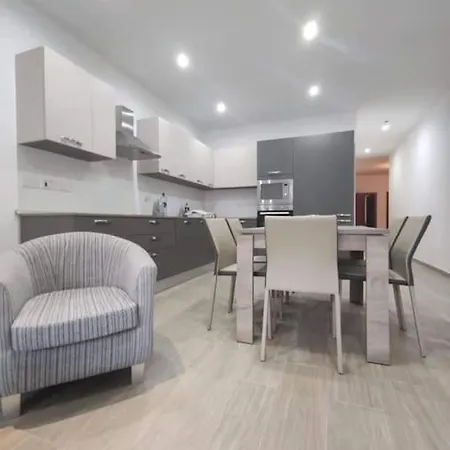 Spacious 3br Retreat, Near Beach, Pool & Gym Access