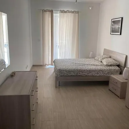 Apartment Spacious 3br Retreat, Near Beach, Pool & Gym Access *